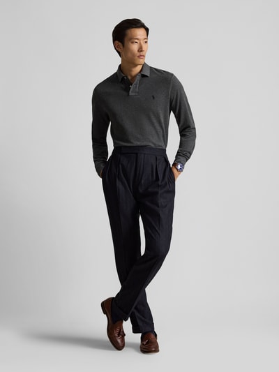 Męski model nosi Regular Fit Poloshirt aus reiner Baumwolle von Polo Ralph Lauren, ciemnoszary, gładka faktura, pełen widok od przodu.