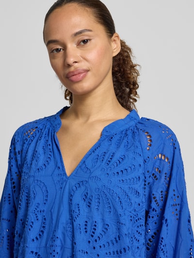Frauenmodel trägt Relaxed Fit Kleid in Knielänge mit floralem Allover-Lochstitching von Betty Barclay, reine Baumwolle, 3/4-Arm, Tunika-Ausschnitt, kräftiges Blau, Nahaufnahme Oberkörper.