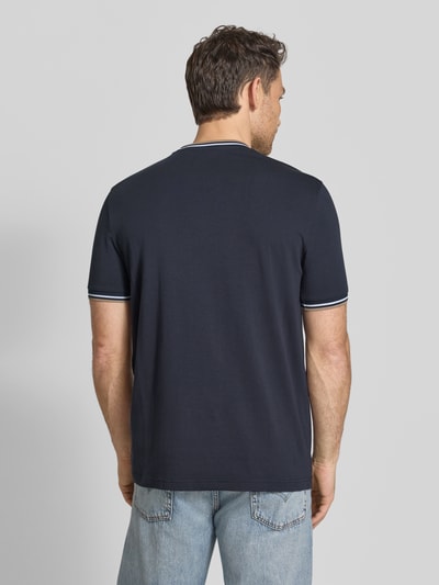 Männermodel trägt T-Shirt mit Kontraststreifen und Rundhalsausschnitt von Christian Berg Men aus Baumwoll-Elasthan-Mix, Regular-Fit, Rückenlänge 71 cm bei Größe M, Ganzkörperansicht Rückansicht.