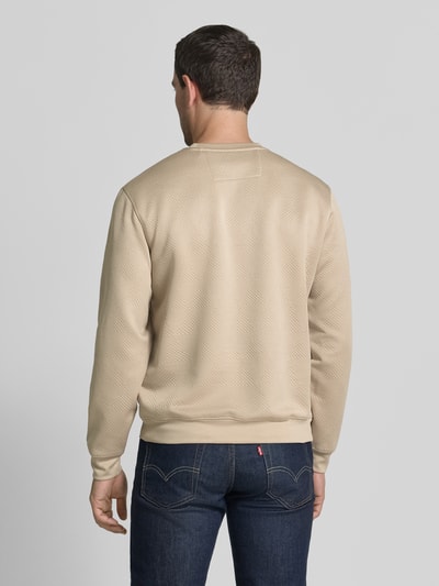 Männermodel trägt Sweatshirt im Allover-Look mit Rundhalsausschnitt von GUESS in Beige, reine Baumwolle, Regular Fit, Rückansicht, Ganzkörperansicht.