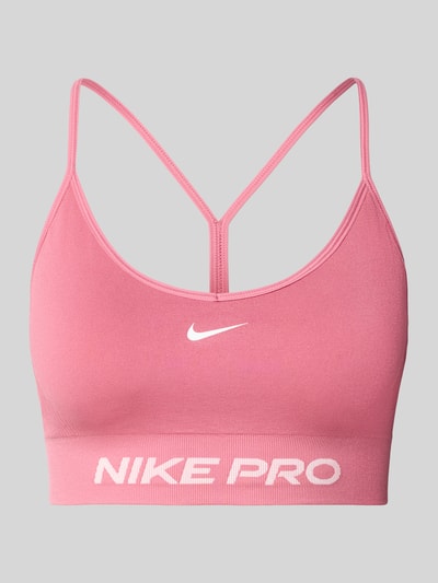 Produktfoto, rosa Sport-BH mit Label-Bund von Nike, glatte Textur und weißen Marken-Schriftzügen, Damen Sport-BH von Nike Training
