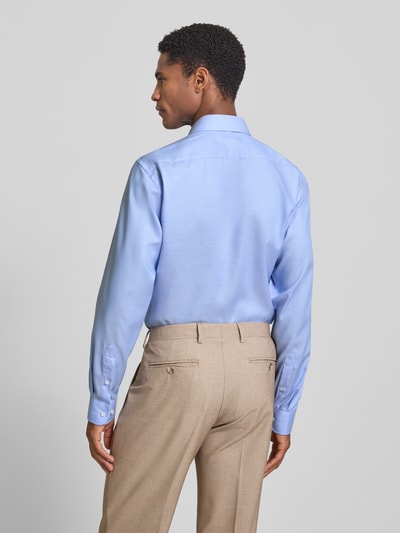 Männermodel trägt Regular Fit Business-Hemd mit Strukturmuster und Kentkragen von Christian Berg Men, Reine Baumwolle, Rückenlänge 78 cm, Schulterbreite 46 cm, Ärmellänge 65 cm, hellblau, feine Textur, Beigehose, Ganzkörperansicht Rückansicht.