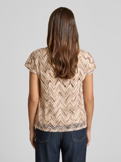 Vrouwenmodel draagt Relaxed Fit T-shirt met ajourpatroon van s.Oliver BLACK LABEL in beige met zigzagstructuur, volledige rugaanzicht.