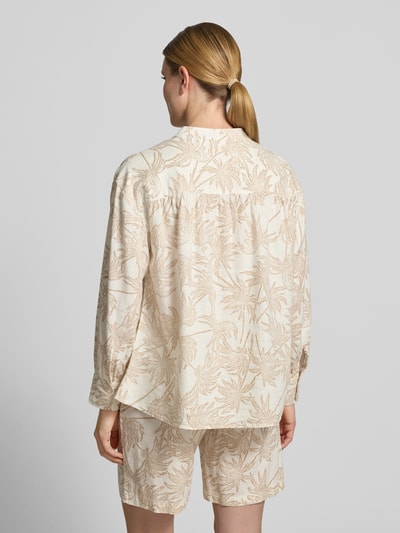 Vrouwenmodel draagt Leinenbluse mit Rundhalsausschnitt und Schnürung van Fynch-Hatton, linnenmix met viscose, regular fit, knoopsluiting, ruglengte 70 cm, mouwlengte 55 cm, lichte beige kleur, bladdessin, Ganzkörperansicht Rückansicht.