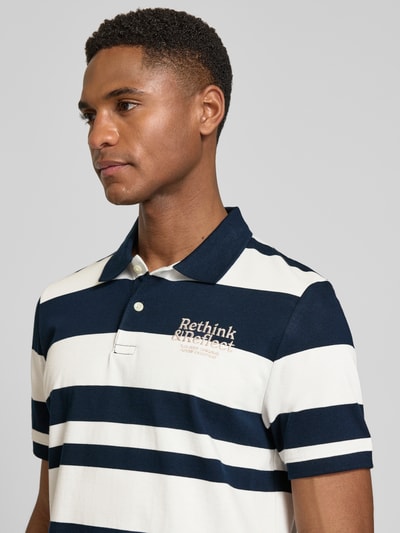 Männermodel trägt Regular Fit Poloshirt aus reiner Baumwolle von s.Oliver RED LABEL, gestreift, Two Tone Optik, Nahaufnahme Oberkörper.