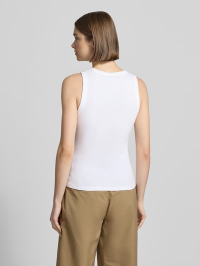 Frauenmodel trägt Tanktop in Ripp-Optik Modell 'Philips' von Carhartt Work In Progress aus Baumwoll-Elasthan-Mix, Slim Fit, Rückenlänge 53 cm, Ganzkörperansicht Rückansicht.