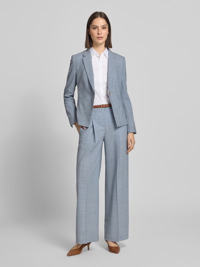 Frauenmodel trägt Slim Fit Kurzblazer aus reiner Schurwolle Modell 'JIA9' von BOSS in Melange-Optik, Reverskragen, 1-Knopf, langarm, Ganzkörperansicht von vorne.