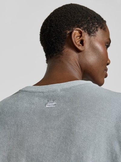 Frauenmodel trägt Relaxed Fit T-Shirt in Bouclé-Optik von Drykorn aus Reine Baumwolle, sanfte Grau-Nuance, Nahaufnahme Rückansicht.
