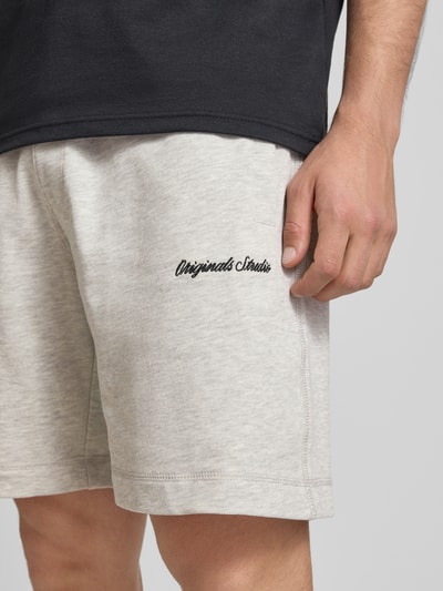 Männermodel trägt Shorts mit Label-Stitching Modell 'KARL' von Jack & Jones, hellgrau, Baumwoll-Mix, Nahaufnahme Oberschenkel.