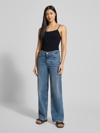 Kobiece model prezentuje Unterhemd mit Spaghettiträgern von Schiesser, mieszanka bawełny i elastanu, krój slim fit, okrągły dekolt, cienkie ramiączka, całkowity widok z przodu.