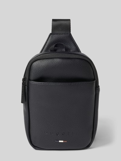 Produktfoto, Umhängetasche mit Label-Detail Modell 'RICO Crossbody Mini' von bugatti, schwarzes genarbtes Material, Vordertasche, Reißverschluss, Szerokość w rozmiarze 1: 14 cm, długość w rozmiarze 1: 20 cm, głębokość w rozmiarze 1: 4 cm, długość paska na ramię w rozmiarze 1: 85 cm