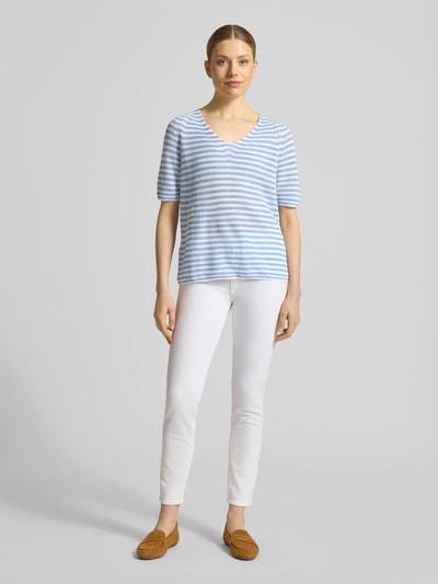 Frauenmodel trägt T-Shirt aus Leinen mit V-Ausschnitt von Fynch-Hatton im Allover-Look, Regular-Fit, Rückenlänge 59 cm, Ganzkörperansicht von vorne.