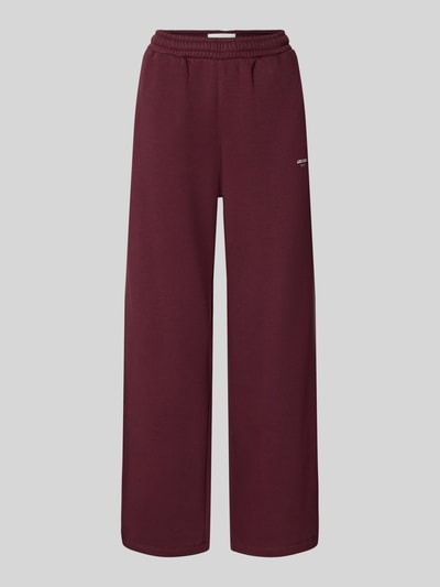 Produktfoto, Wide Fit Sweatpants aus katoenmix Model 'Studio' van JJXX, bordeauxrood, logodetail, elastische band, binnenbeenlengte maat S 38 cm