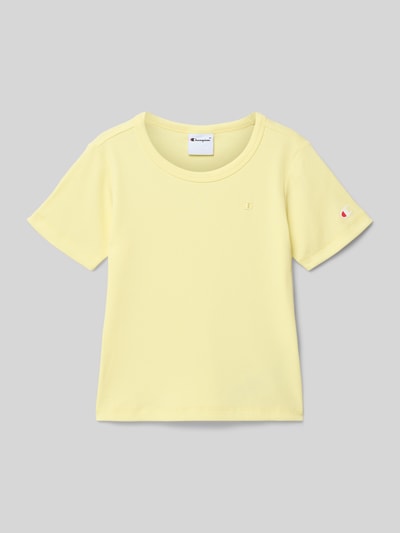 Produktfoto, Regular Fit T-Shirt mit Logo-Stitching von CHAMPION, hellgelber Baumwoll-Mix, kurze Ärmel, Rundhalsausschnitt, strukturierte Oberfläche.