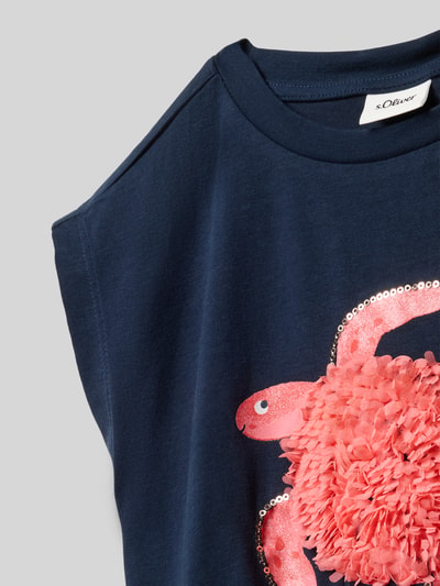 Mädchen trägt V-Shape T-Shirt aus reiner Baumwolle von s.Oliver RED LABEL, Optik: Unifarben, 3D-Applikation, Pailletten, Jersey, Nahaufnahme Oberkörper.