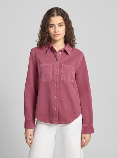 Modelka nosi Regular Fit Jeansbluse aus reiner Baumwolle Modell 'SILLA' od Only, różowy denim, długi rękaw, dwie kieszenie, widok z przodu, zdjęcie całej sylwetki.
