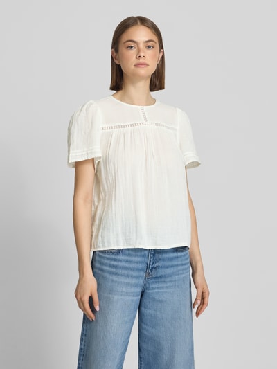 Vrouwenmodel draagt Relaxed Fit Bluse aus reiner Baumwolle Modell 'SIKKA' van Pieces, effen wit, tuniekkraag, korte mouw, geplooid, mousseline textuur, materiaal katoen, detailopname voorkant