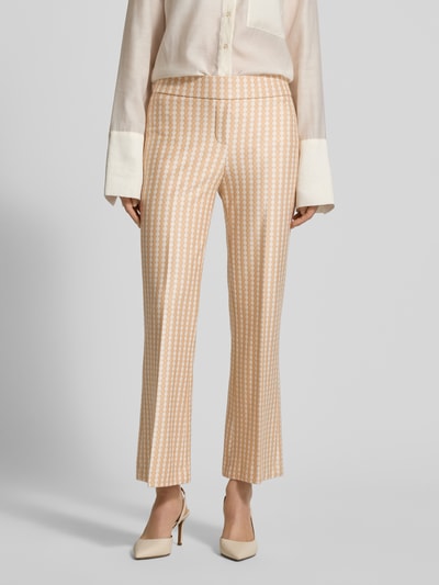Frauenmodel trägt Stoffhose in verkürzter Passform Modell 'NANETTE' von SEDUCTIVE, Viskose-Mix, lockerer Schnitt, creme-beige Muster, Nahaufnahme Unterkörper.