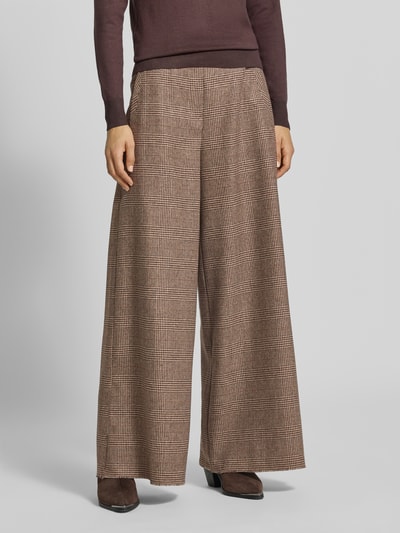 Frauenmodel trägt Regular Fit Weite Hose aus Woll-Mix Modell 'AVELINE' von CAMBIO, braun gemustert, Damen Weite Hose, Ganzkörperansicht von vorne.