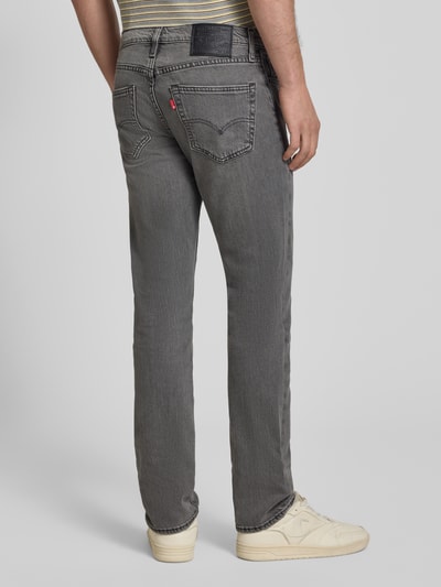 Męski model nosi Slim Fit Jeans aus Baumwoll-Lyocell-Mix Modell '511® SLIM' od Levi's®, szary kolor, tekstura denimu, Ganzkörperansicht Rückansicht.