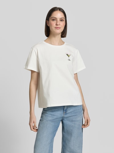 Frauenmodel trägt T-Shirt mit Label-Print Modell 'Eleanor' von LOLLYS LAUNDRY, weiß, Rundhalsausschnitt, Regular Fit, Ganzkörperansicht von vorne.