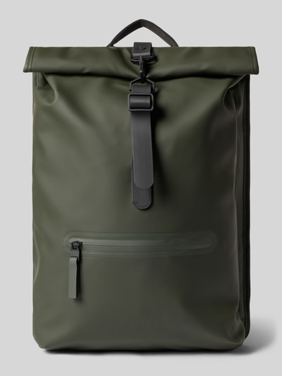 Produktfoto, Rucksack mit Logo-Detail von Rains in Olivgrün, Rolltop, Karabinerhaken, verstellbare Schulterriemen, glatte Textur