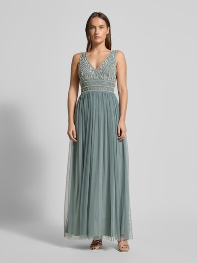 Kobiece modelka nosi Sukienka wieczorowa z perłami i obszyciem ozdobnymi kamieniami od Lace & Beads, mieszanka materiałów, taliowany krój, długość do ziemi, dekolt w serek, rozkloszowana spódnica, wszyty zamek z tyłu, halka, szerokość w biuście 36 cm, długość tyłu 127 cm; widok całej sylwetki z przodu.