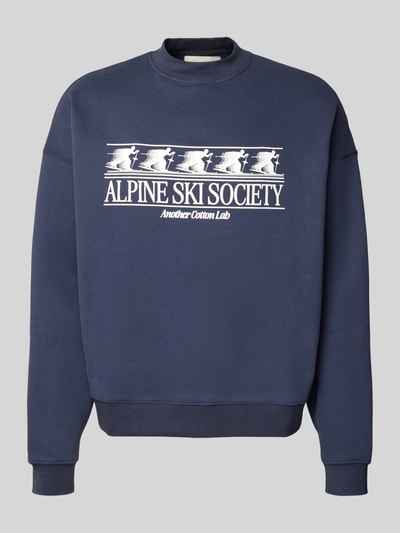 Produktfoto, Sweatshirt mit Label-Print von ANOTHER COTTON LAB in Dunkelblau, Baumwoll-Mix, Lockerer-Schnitt, gerippte-Abschlüsse, Rundhalsausschnitt