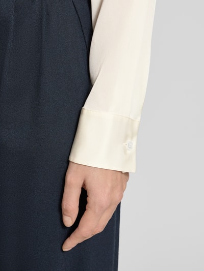 Frauenmodel trägt Regular Fit Langarmbluse aus Seiden-Mix Modell 'BONYA' von BOSS, Optik: Unifarben, Manschette. Detailaufnahme Handgelenk.