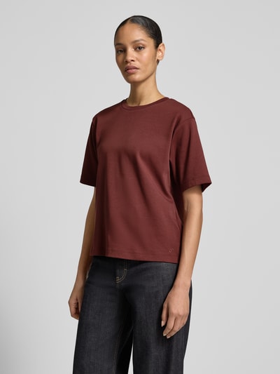 Frauenmodel trägt T-Shirt in halbärmligem Design von JAKE*S STUDIO WOMAN in dunklem Rot, reine Baumwolle, lockerer Schnitt, Ganzkörperansicht von vorne.