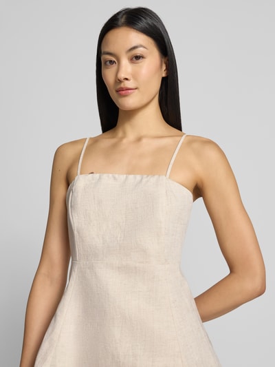 Vrouwenmodel draagt top van lyocellmix met linnen en viscose van Cph Muse, getailleerde pasvorm, Model 'Teni', naadritssluiting, Spaghettibandjes, dames top, ruglengte maat S 40 cm, Nahaufnahme bovenlichaam.