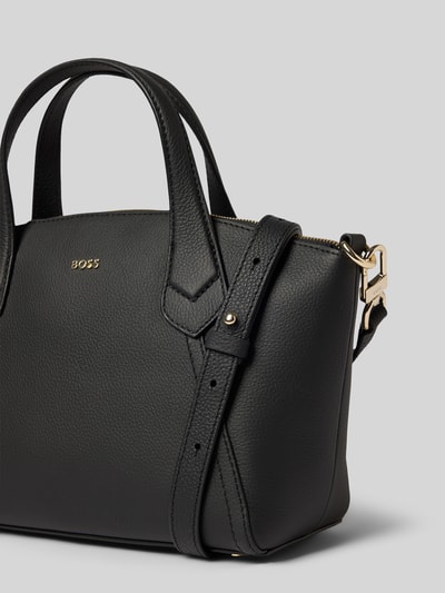 Produktfoto, Henkeltasche aus echtem Leder Modell 'LENAH' von BOSS, czarny kolor, skóra gładka, zamek błyskawiczny, główna przegroda, przegródka zapinana na zamek błyskawiczny, aplikacja z marką, uchwyt, odpinany pasek na ramię, wykończenie materiału: naturalna skóra bydlęca