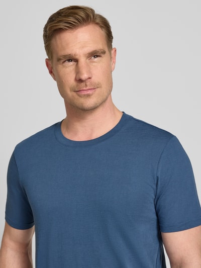 Männermodel trägt Regular Fit T-Shirt mit Rundhalsausschnitt von MCNEAL in Blau aus reiner Baumwolle, Nahaufnahme Oberkörper