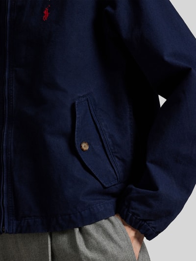 Mężczyznamodel nosi Regular Fit Blouson aus reiner Baumwolle von Polo Ralph Lauren, granatowy, długi rękaw, elastyczne wykończenia, logo, krój regular fit, bawełna, widok z przodu, zbliżenie na górną część ciała.
