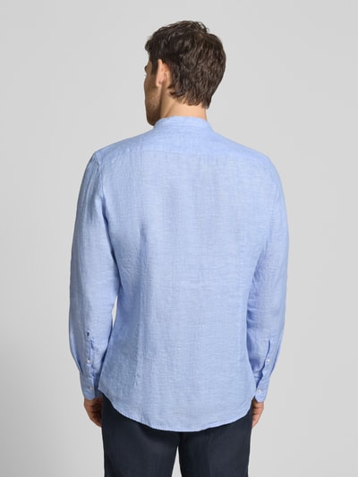 Männermodel trägt Slim Fit Leinenhemd mit Stehkragen Modell 'Mandarin' von SEIDENSTICKER in Hellblau, Struktur-Oberfläche, Ganzkörperansicht Rückansicht, reine Leinen, langärmelig, Brusttasche, durchgehende Knopfleiste, Rückenlänge 75 cm bei Größe 40, Schulterbreite 39 cm, Ärmellänge 66 cm.