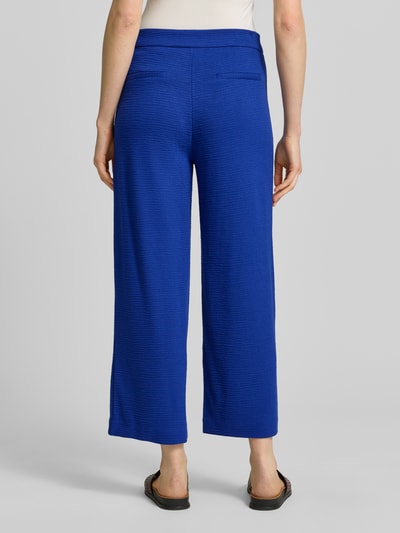 Vrouwenmodel draagt Hose aus Viskose-Mix mit Strukturmuster Modell 'KATE LUMINA' van ICHI in blauw, wide leg fit, detail opname achterkant