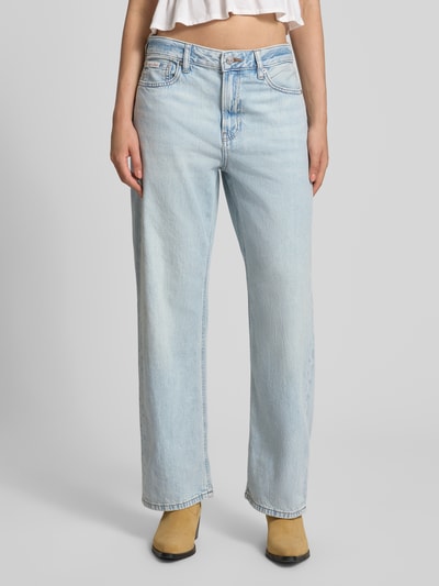 Frauenmodel trägt Straight Fit Jeans aus reiner Baumwolle von Calvin Klein Jeans, hellblaue Farbe, lockerer Schnitt, Ganzkörperansicht von vorne.