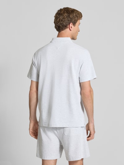 Männermodel trägt Regular Fit Sweatshorts aus Baumwoll-Mix von Tommy Jeans in Optik: Unifarben, Sweat, Ganzkörperansicht Rückansicht.