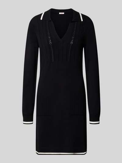 Produktfoto, Knielanges Strickkleid mit Kontraststreifen von Liu Jo aus Viskose-Mix, taillierter Schnitt, Zopfmuster, Strasssteinbesatz, Polokragen, Schwarz mit weißen Streifen, auf grauem Hintergrund