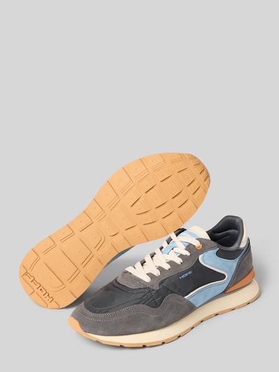 Produktfoto, Sneakersy z naturalnej skóry Model 'City' od HOFF, zaokrąglony kształt, wiązanie, obszycie w kontrastowym kolorze, nadruk z logo, fakturowana podeszwa, wysokość obcasa: 2 cm w rozmiarze 44, wysokość cholewki: 9 cm w rozmiarze 44, szerokość cholewki: 9 cm w rozmiarze 44