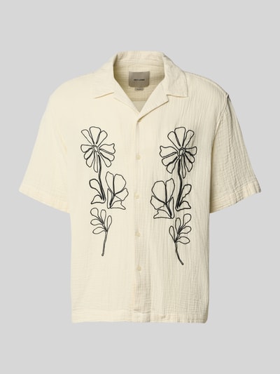Produktfoto, Relaxed Fit Freizeithemd aus reiner Baumwolle Modell 'JACKSON' von Only & Sons in Creme mit schwarzer Stickerei, Seersucker-Struktur, kurzer Arm, Resortkragen, einreihige Knopfleiste, unifarbene Optik