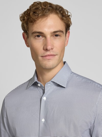 Männermodel trägt Slim Fit Businesshemd aus reiner Baumwolle Modell 'New Kent' von Seidensticker, Herren Businesshemd, Nahaufnahme Oberkörper