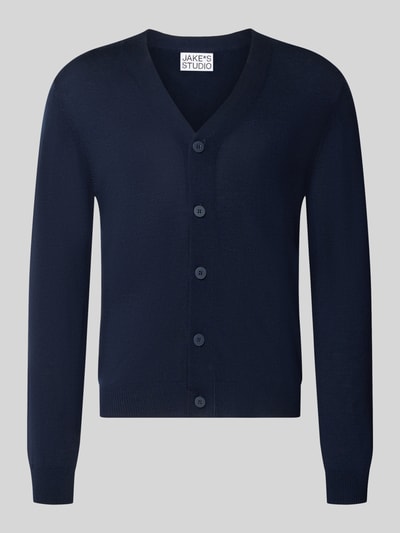 Produktfoto, Regular Fit Strickjacke aus reiner Wolle von Jake*s Studio Men, dunkelblau, V-Ausschnitt, glatte Textur, Knopfleiste, vor grauem Hintergrund.