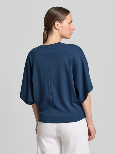 Vrouwenmodel draagt Boxy Fit T-shirt met ronde hals van Zero, puur katoen, 1/2-mouwen, ruglengte maat 36: 58 cm, Ganzkörperansicht Rückansicht.