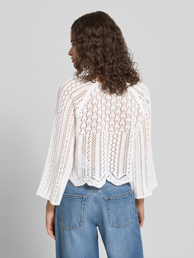 Frauenmodel trägt Regular Fit Strickpullover aus recyceltem Baumwoll-Mix Modell 'NOLA LIFE' von Only in Weiß mit Lochstrickmuster, 3/4-Arm, cropped, Muschelsaum, unifarben, Ganzkörperansicht Rückansicht