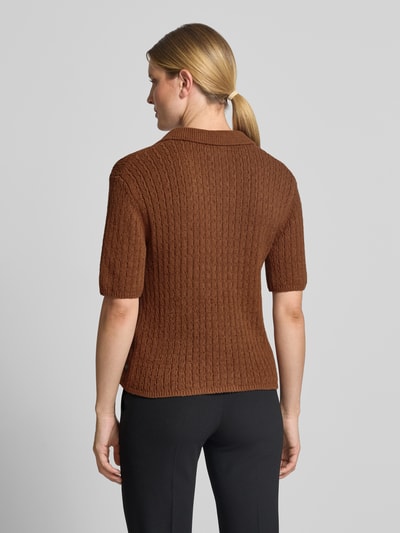 Frauenmodel trägt Cardigan mit Polokragen und 1/2-Arm von Fynch-Hatton, strukturierter Baumwoll-Mix in Braun, Rückenansicht Ganzkörperansicht.