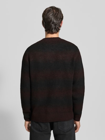 Männermodel trägt Strickpullover mit Rundhalsausschnitt von Jack & Jones Premium, braun-schwarz, lockerer Schnitt, Rückenansicht, Nahaufnahme Oberkörper.
