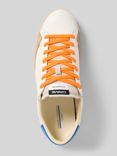 Produktfoto, Sneaker mit Schnürung Modell 'DISTRESSED' von Crime London, beige und weiß mit oranger Schnürung, Label-Details, abgerundete Spitze, Absatzhöhe 4 cm, Schafthöhe 5 cm, Schaftweite 6 cm