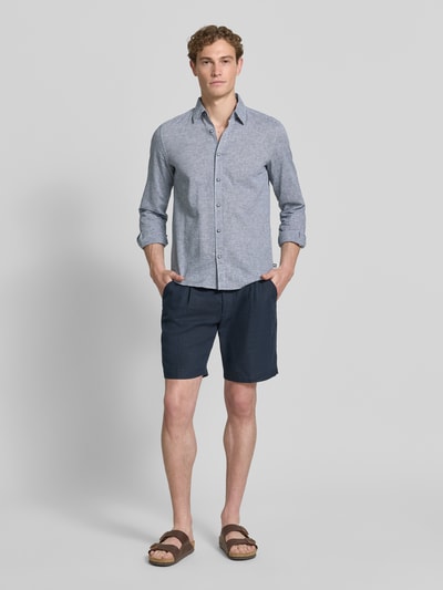 Männermodel draagt Regular Fit vrijetijdsoverhemd uit mix van linnen en katoen van s.Oliver RED LABEL met all-over motief, kentkraag, doorlopende knoopsluiting, labelpatch, lange mouwen met sportmanchetten, regular fit pasvorm, lichte blauwe en donkerblauwe tinten, zachte textuur, ganzkörperansicht van voren.