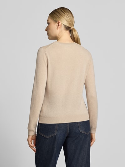 Modelka kobieca nosi Slim Fit Strickpullover aus reinem Kaschmir od Christian Berg Woman w kolorze beżowym, taliowany krój slim fit, elastyczne wykończenia, długość tyłu w rozmiarze S: 54 cm, długość rękawów: 65 cm, sweter z kaszmiru, widok sylwetki od tyłu.
